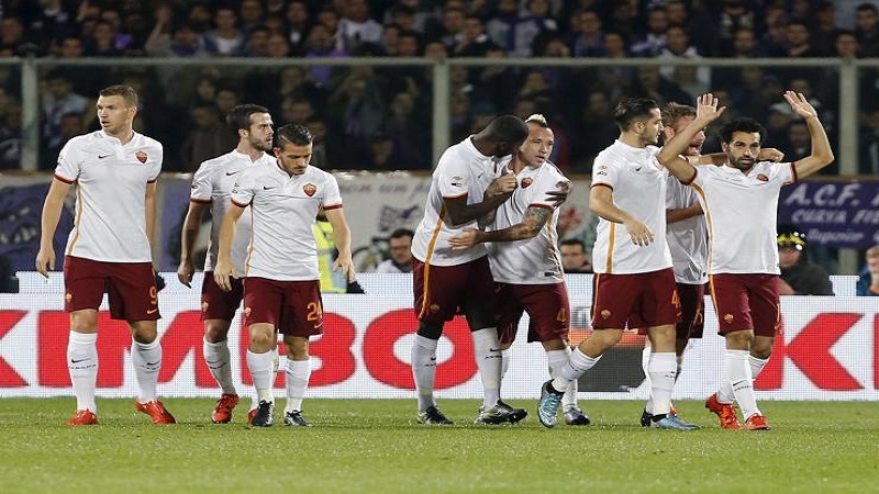 La Roma passa al Franchi e si porta in vetta alla classifica. Decisivi Salah e Gervinho.