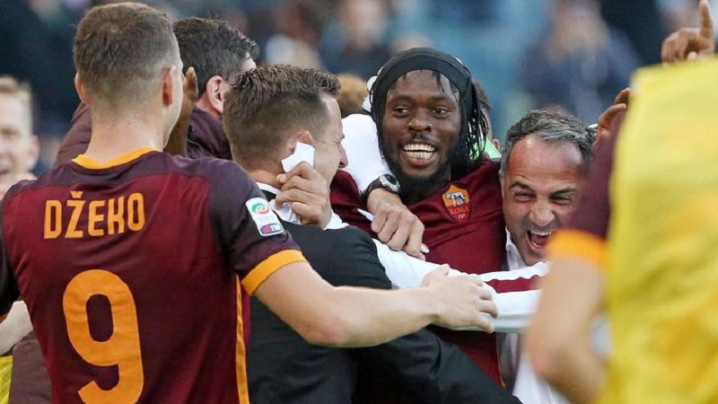 Derby capitolino, decidono le reti di Dzeko e Gervinho. Polemiche per il penalty concesso al bosniaco.