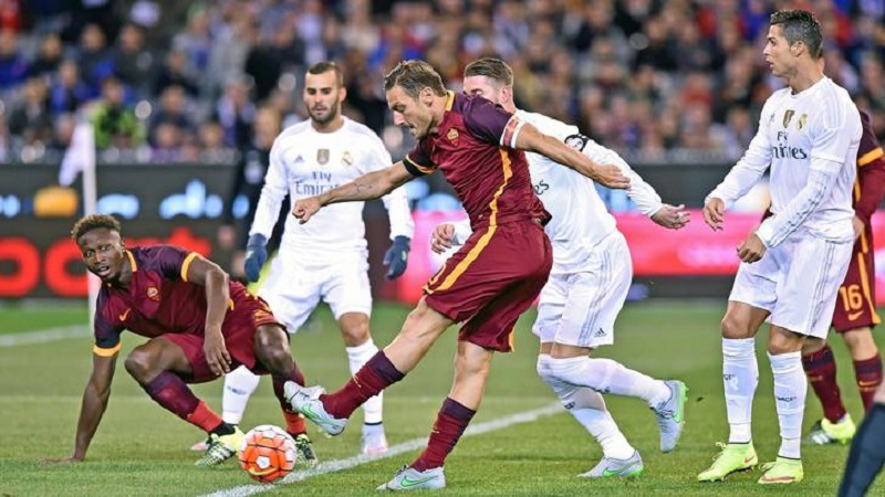 La Roma beffa il Real Madrid dal dischetto. Super De Sanctis. Panchina per Romagnoli.