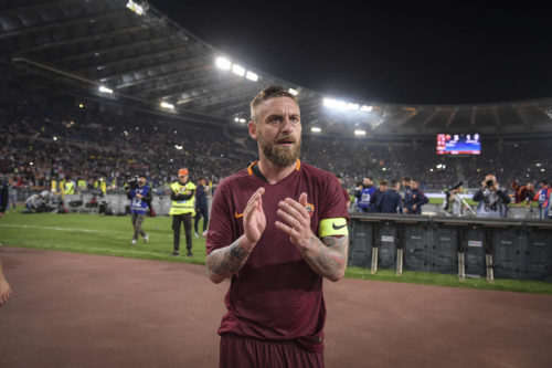 De Rossi si maschera e assiste al derby in Curva Sud. Un amore viscerale per la Roma