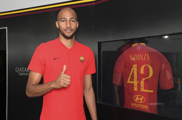 Conferenza Nzonzi: “Volevo cambiare aria, a Roma posso crescere”. Monchi: “Abbiamo lavorato per rinforzarci”