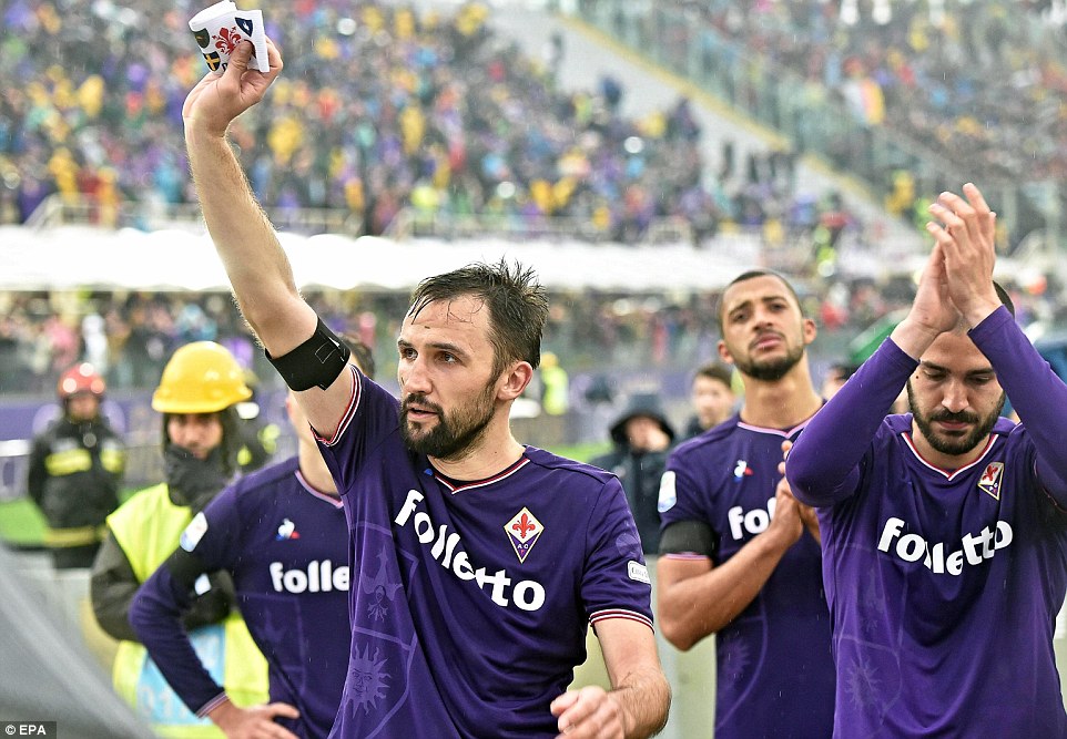 La Fiorentina sfida la Lega: la fascia da capitano di Astori non si tocca
