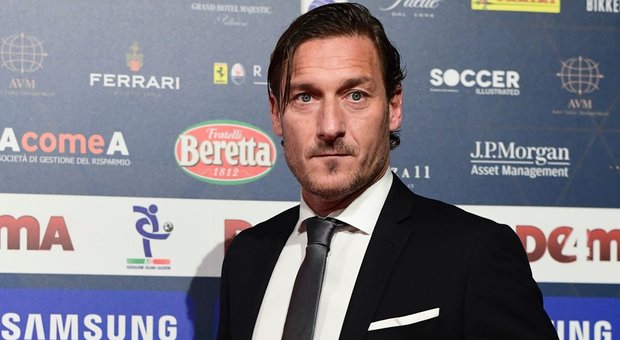 Totti-show al Galà del Calcio: “Bandiere? E’ rimasto solo il manico. Se parlo di arbitri mi radiano”