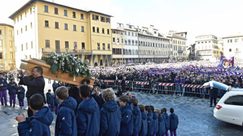 Firenze, migliaia di persone a Piazza Santa Croce per i funerali di Astori. Presenti Totti, Florenzi, El Shaarawy e Baldissoni