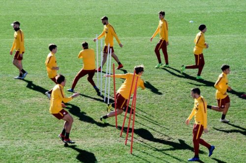 Allenamento Roma, riscaldamento e partitella a tema. Under lavora a parte, individuale in palestra per Pastore